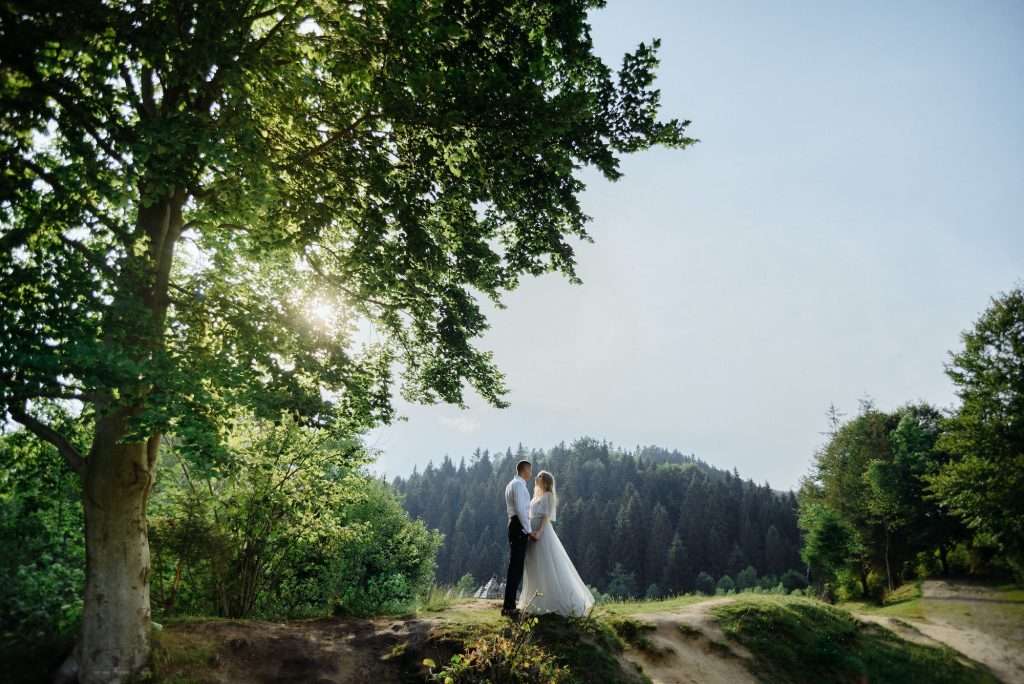 Photoshoot of a couple in love in the mountains.